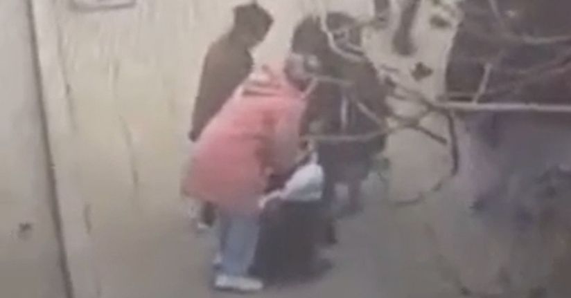 Dilencilik bahanesiyle kadının cüzdanını alıp kaçtı