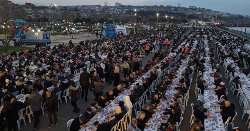 Tekirdağ’ın en büyük iftar sofrası: 8 bin kişi aynı anda orucunu açtı