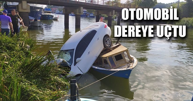 Yoldan çıkan otomobil deredeki teknenin üzerine uçtu