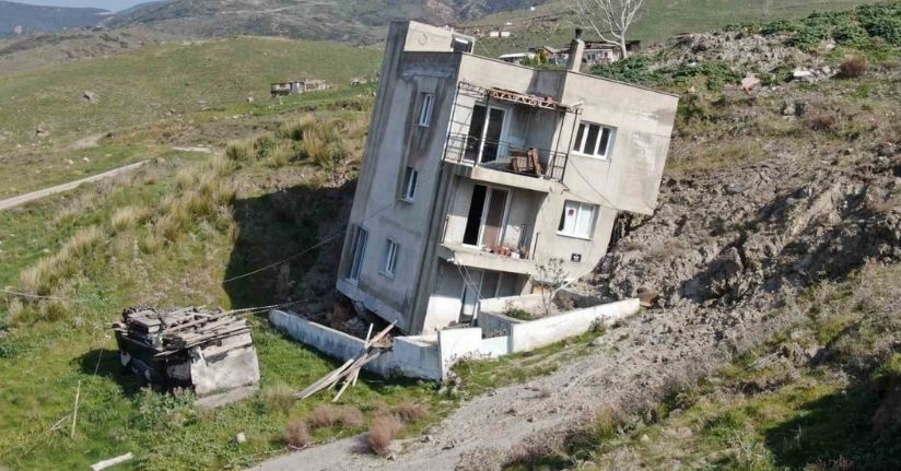 Çiğli’de çöp tesisinin neden olduğu heyelan mahalleyi yutuyorÇiğli’de çöp tesisinin neden olduğu heyelan mahalleyi yutuyor