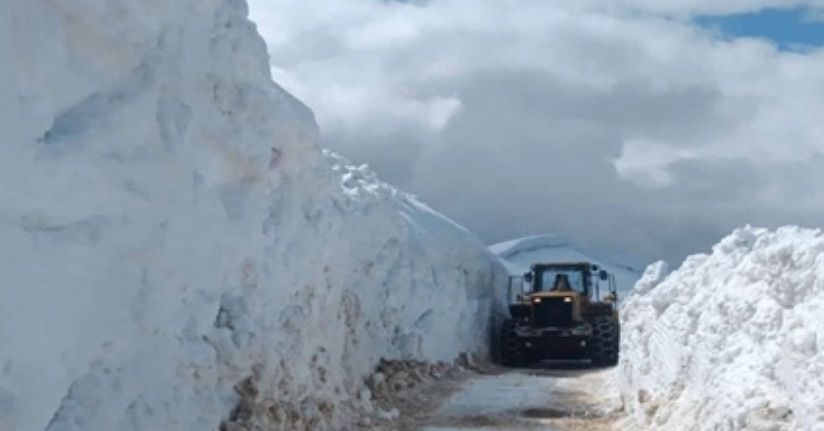 Bitlis’te çığ ve heyelan ulaşımı aksattı