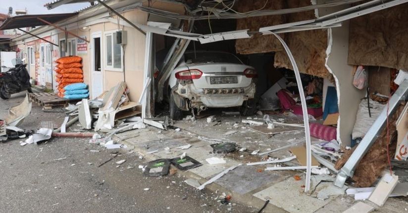 Akıl almaz kaza: Otomobil prefabrik iş yerlerinin içinden geçti