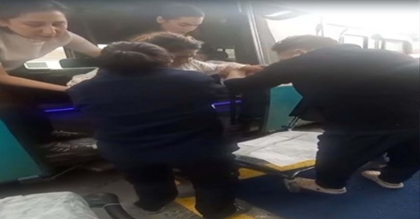 İzmir'de şehir içi dolmuşta doğum yaptı; anne ve kız bebeğin durumu iyi