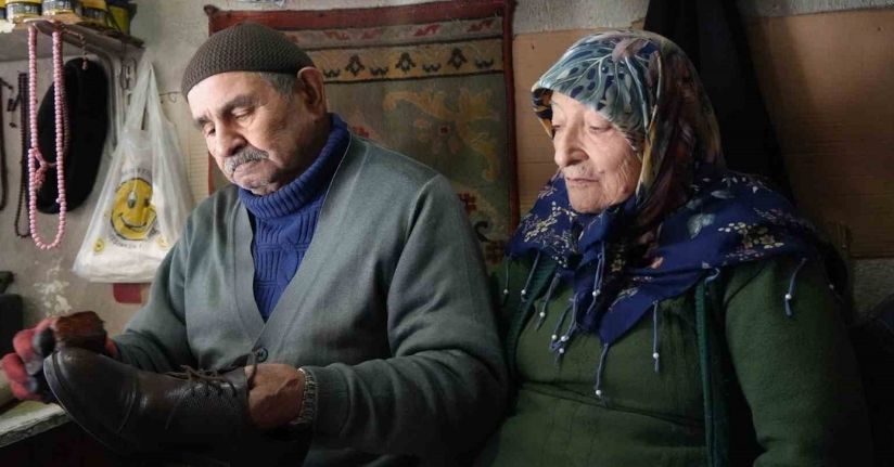 64 yıllık ayakkabı tamircisi, her sabah dükkanını eşiyle açıyor