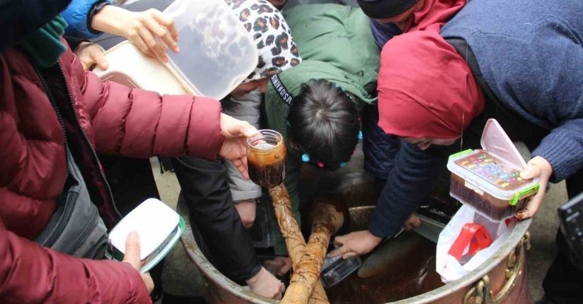 Mesir Macunundan alabilmek için kazanın içine girdiler