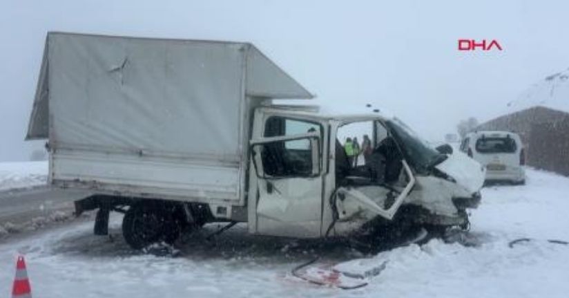 Yüksekova'da otomobille kamyonet çarpıştı: 1 ölü, 8 yaralı