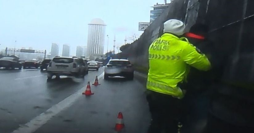 Trafikte boğanıza şeker kaçtı, polisin Heimlich manevrası ile hayata döndü