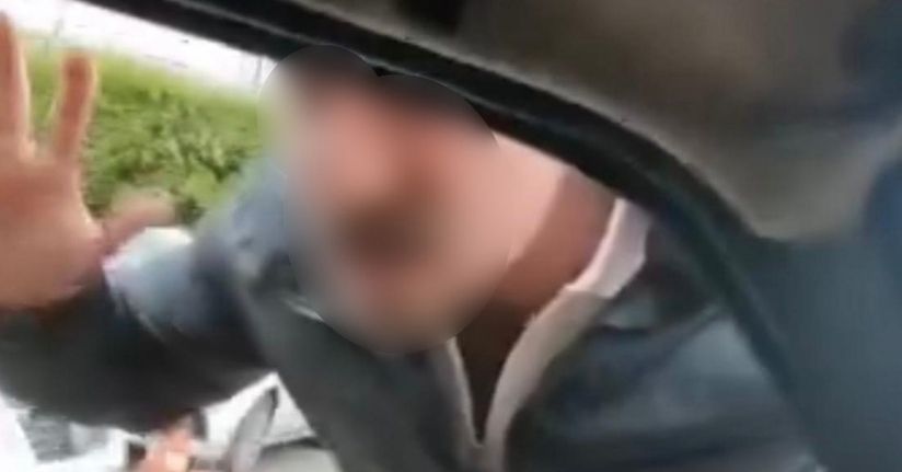 Ailesinin yanında saldırıya uğrayan sürücünün o anları kamerada