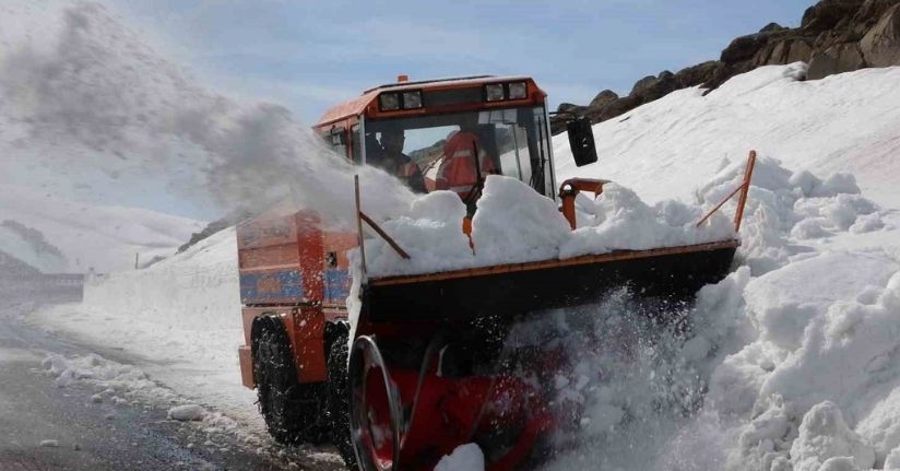 Kar ve tipi nedeniyle 4 aydır ulaşıma kapanan yol açılıyor
