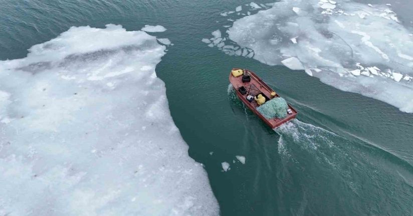 Buzların çözülmeye başladığı Nazik Gölü’nde balıkçı tekneleri yeniden suya indi
