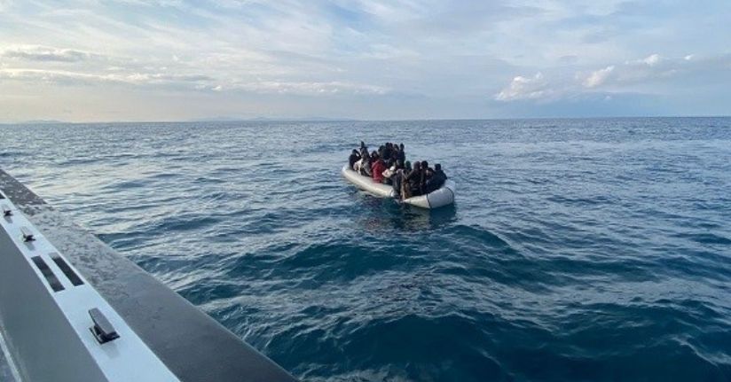 İzmir açıklarında 37 düzensiz göçmen yakalandı, 42 göçmen kurtarıldı