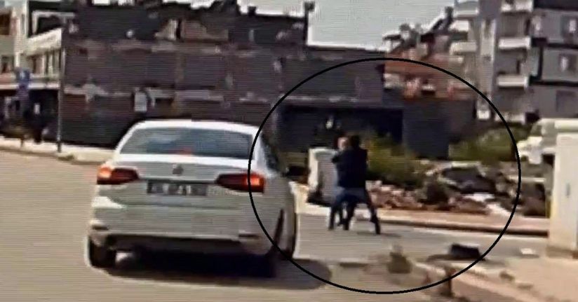 Kaldırımda yürüyen kadının boynundaki kolyeyi çalarak kaçtı