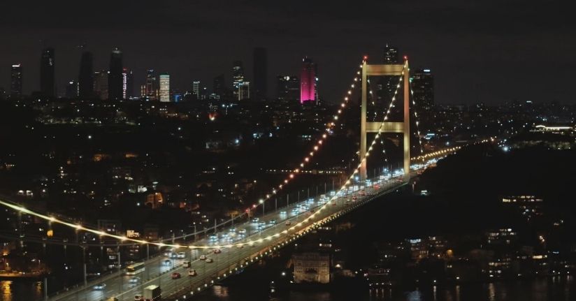  FSM Köprüsü 'Endometriozis' farkındalığı kapsamında sarı ışıklarla aydınlatıldı