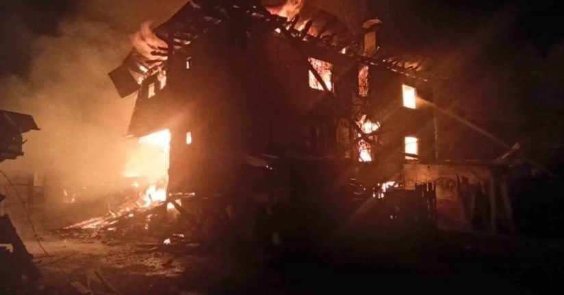 Kastamonu’da 2 evde yangın çıktı: Ahır, odunluk ve samanlık da yandı
