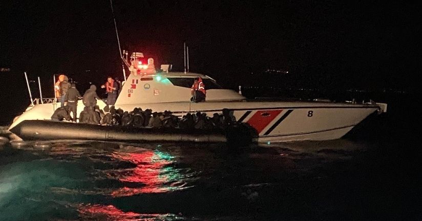 Ayvalık’ta motoru arızalanan botla denizde sürüklenen 39 göçmen kurtarıldı