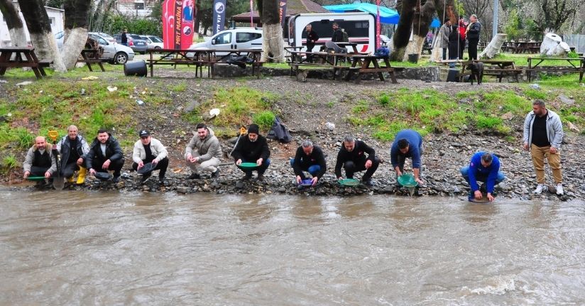 Sosyal medyada toplanan altın avcıları, yağışa rağmen İzmir'de derede altın aradı