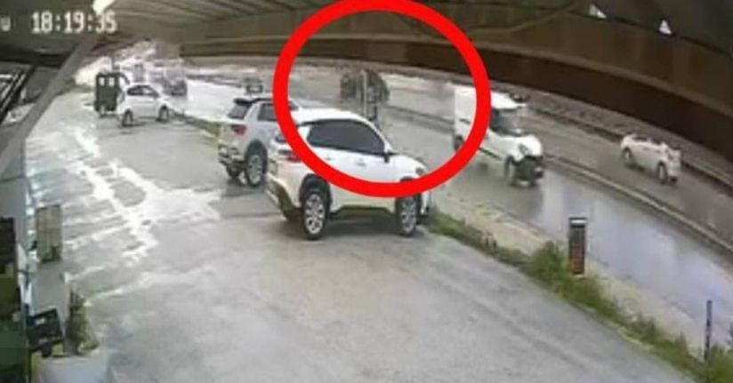 Sürücüsü markete gitti, el freni çekilmeyen otomobil ana yola çıktı