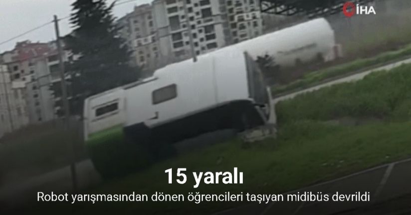 Yarışmadan dönen öğrencileri taşıyan aracın kaza anı güvenlik kamerasına yansıdı