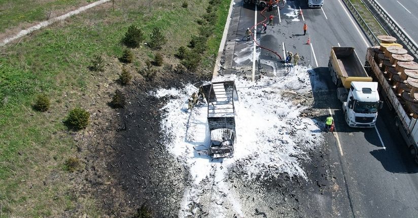 Kuzey Marmara Otoyolu’nda köpük sprey yüklü kamyon alev alev yandı