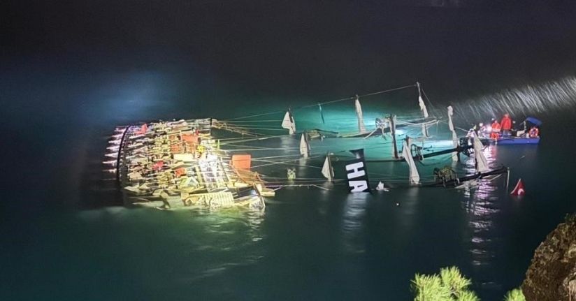 Tur teknesi kayalıklara çarpmıştı, bir kişinin cansız bedenine ulaşıldı