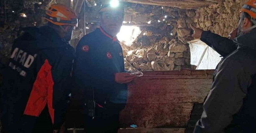 Van’daki depremde bir ahırın duvarı çöktü
