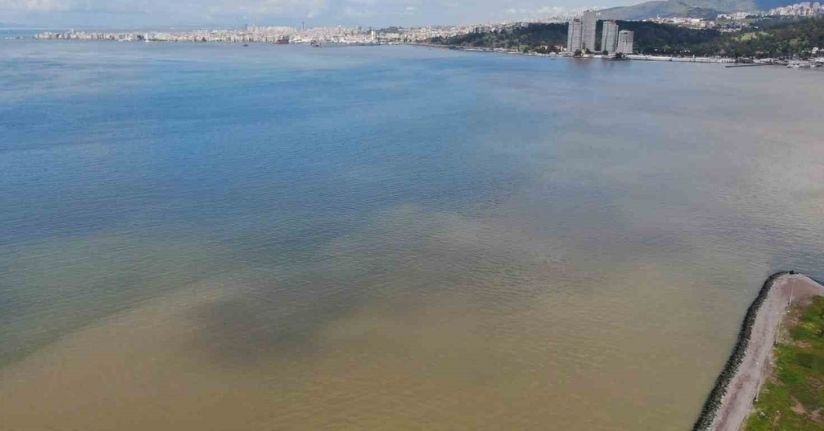 İzmir Körfezi’nde sağanak yağış sonrası renk değişimi