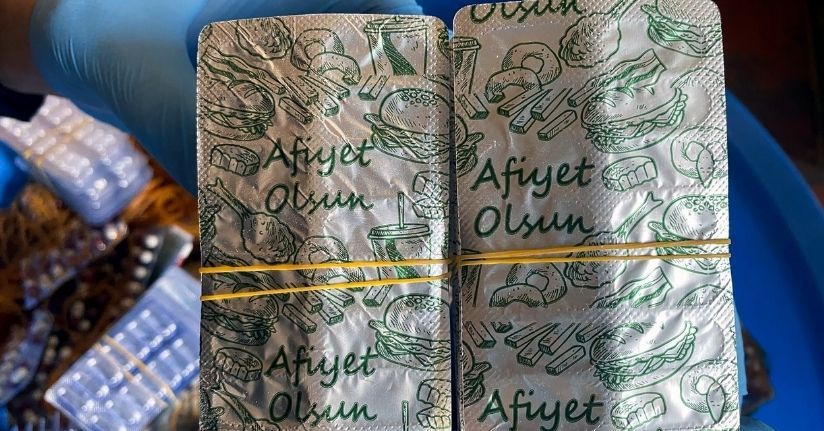 Uyuşturucu hapları kamufle etmek için, ‘Afiyet olsun’ yazılı folyoyla paketlemişler