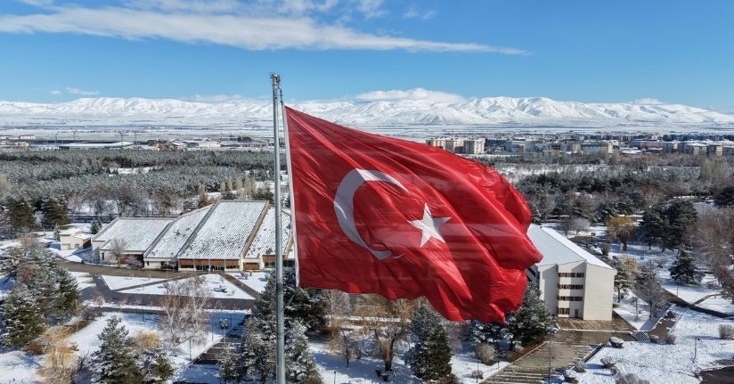 Erzurum ve Kars'ta kar yağışı; 73 kırsal mahalle yolu kapandı