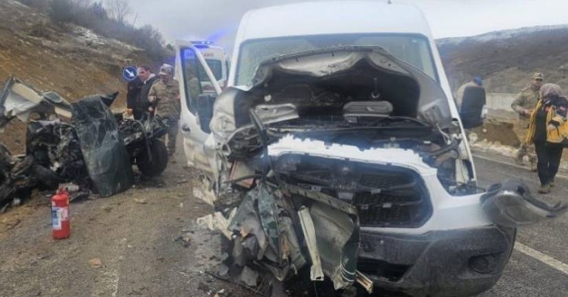 Öğretmenleri taşıyan servis ile otomobil çarpıştı: 1 ölü, 2’si ağır 10 yaralı