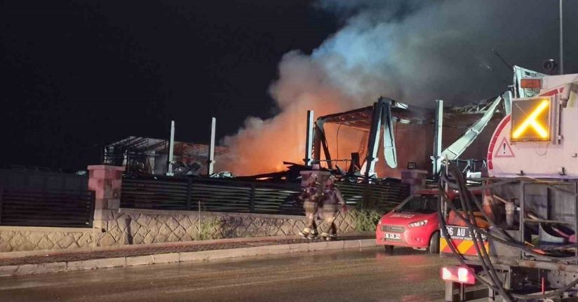 Ankara’da bir ilaç fabrikası çıkan yangın sonrası kullanılamaz hale geldi