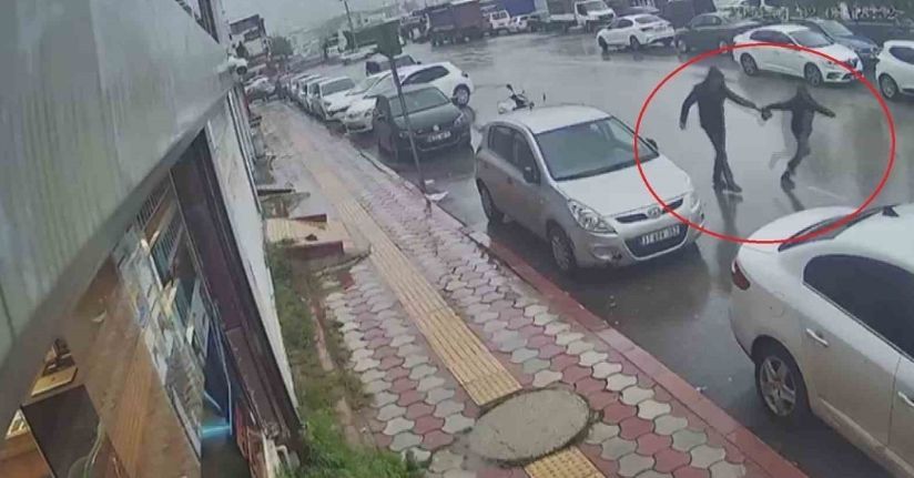 İçi para dolu çantayı sinsice kendine yaklaşan kapkaççıya kaptırmayan kuyumcu