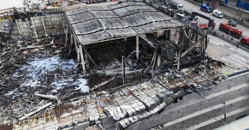 Fabrikadaki yangınının neden olduğu hasar havadan görüntülendi