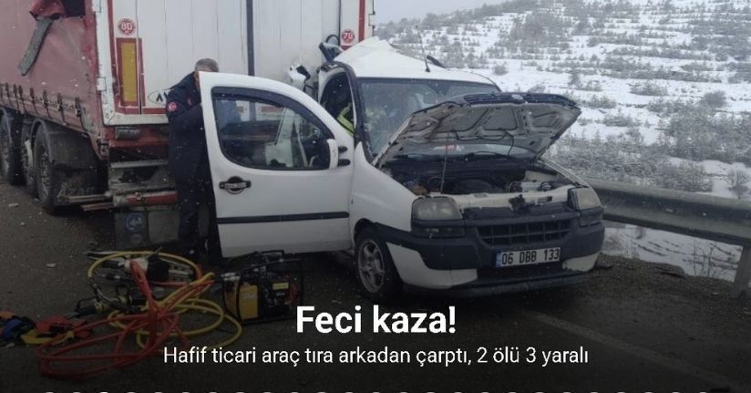 Aşkale yolunda feci kaza: Hafif ticari araç tıra arkadan çarptı, 2 ölü 3 yaralıAşkale yolunda feci kaza: Hafif ticari araç tıra arkadan çarptı, 2 ölü 3 yaralı