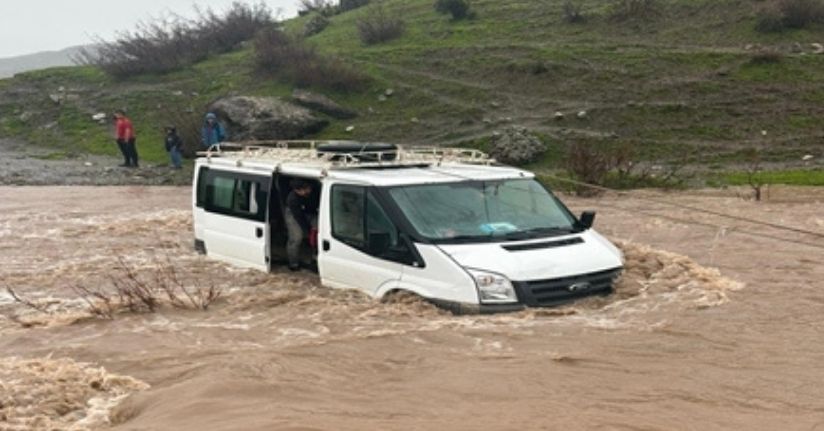 Kalp krizi geçiren kadın, selin kapattığı yolda mahsur kaldığı araçta öldü