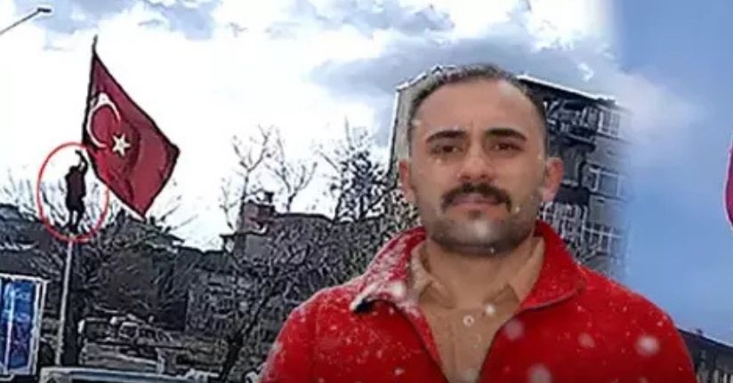 Rüzgarda dolanan bayrağı düzeltmek için 15 metrelik direğe tırmandı; o anlar görüntülendi