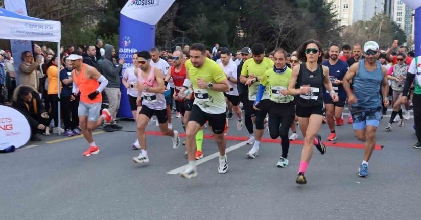 Ataşehir’de bir ilk: 1200 sporcu Ata Koşusu’nda ter döktü