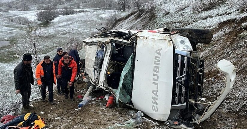 Artvin’de ambulans uçuruma yuvarlandı: 1 ölü, 4 yaralı