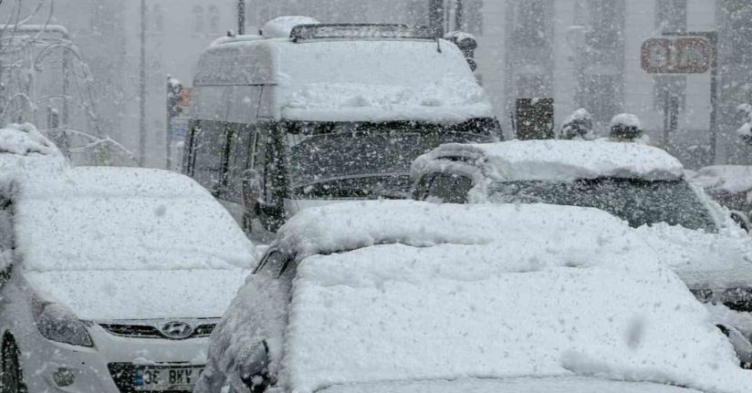 Hakkari’de 60 yerleşim yerinin yolu kapandı