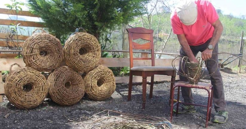 Doğadan topluyor, türkülerle örüyor: 45 yıllık usta dikenli sarmaşıktan balık sepeti örüyor
