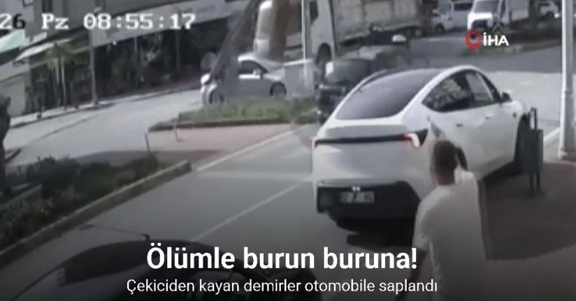 Kamyonun üzerindeki inşaat demirleri seyir halindeki otomobile ’ok’ gibi saplandı