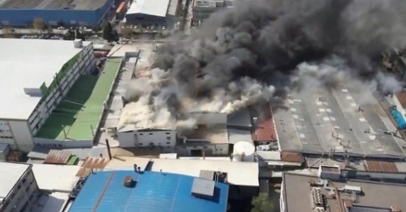 Ümraniye'de plastik eldiven imalathanesinde çıkan yangın söndürüldü