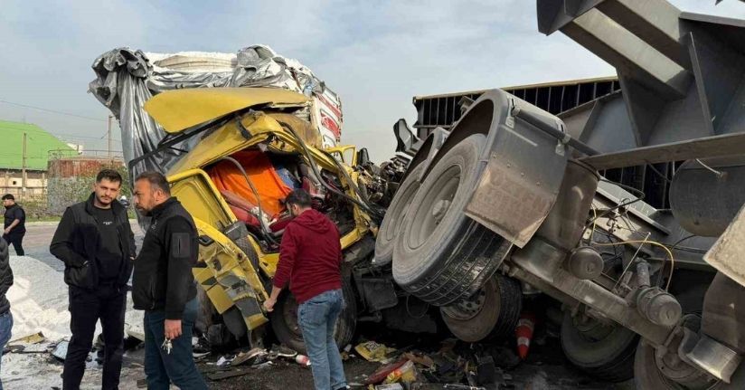 Kazada tırdan devrilen konteyner araçları hurdaya çevirdi