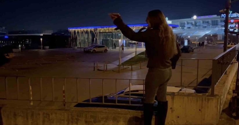 Bursa’da alkollü genç kızlar ortalığı karıştırdı, yol kenarında bekleyen sürücü ve aracına saldırdılar