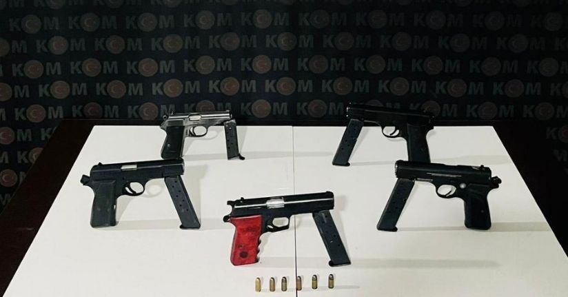 İstanbul ve Adana’da silah kaçakçılığı operasyonunda bin 107 ruhsatsız tabanca ele geçirildi