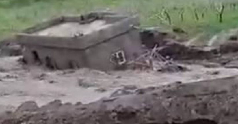 Siirt’te faciadan dönüldü: Sel suları bir evi yuttu