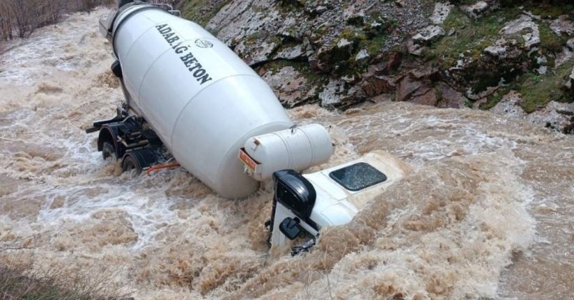 Tatvan’da beton mikseri dereye uçtu