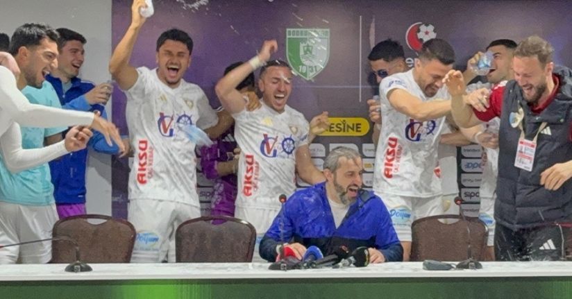 Erzurumspor FK oyuncuları basın toplantısını basıp kutlama yaptı