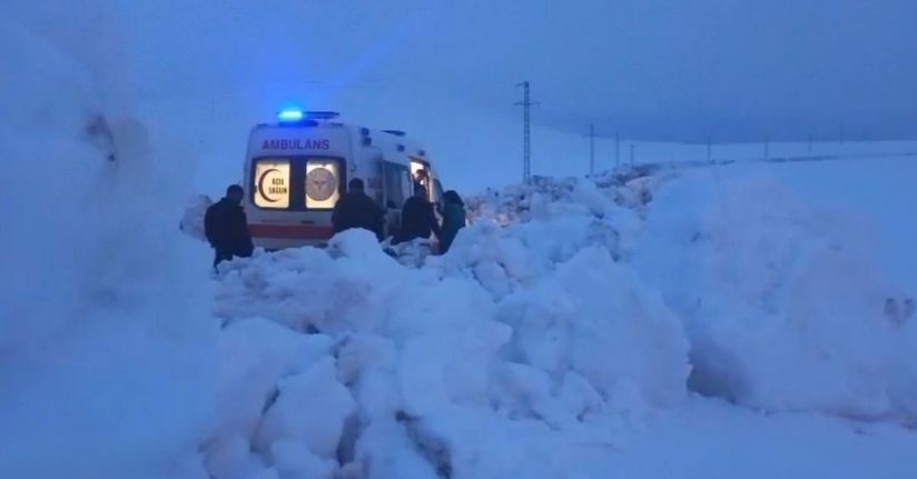 Ağrı’da nisan karı yolu kapattı: Hasta kurtarmaya giden ambulansa ekipler yetişti