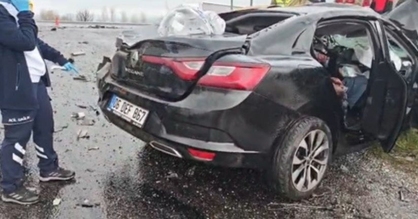 TIR ile otomobil çarpıştı; 2 ölü, 1 yaralı