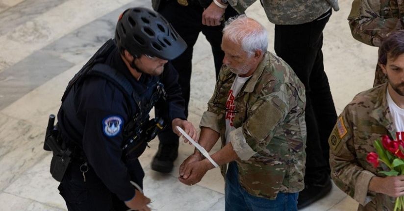 ABD Kongresinde İran savaşını protesto eden gazilere gözaltı